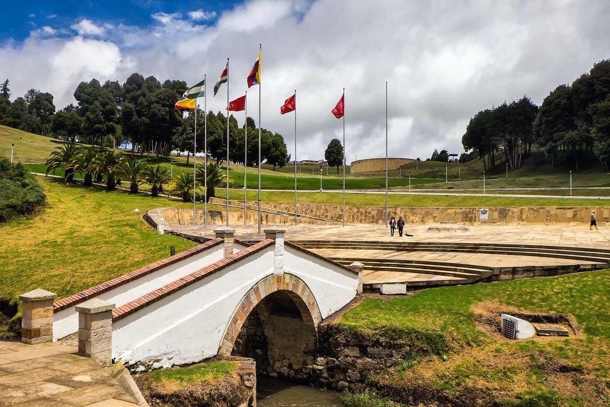 Plaza empedrada de Villa de Leyva, Boyacá, plan desde Medellín