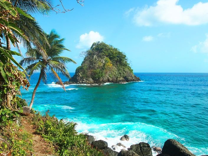 Playa virgen y arrecifes de coral en Capurganá, frontera con Panamá