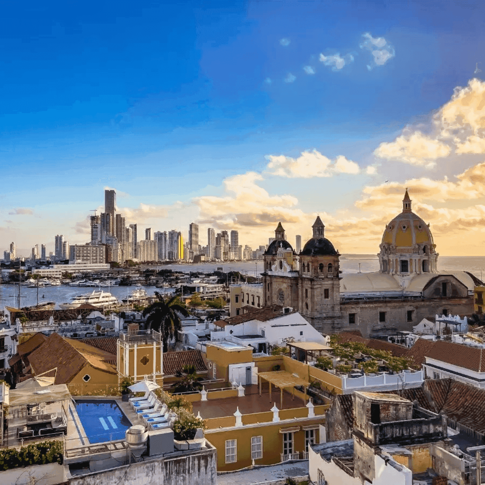 Calle colonial de la Ciudad Amurallada de Cartagena, plan vacacional desde Medellín