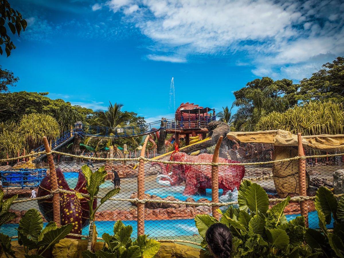 Atracción acuática con dinosaurio en el parque Hacienda Nápoles