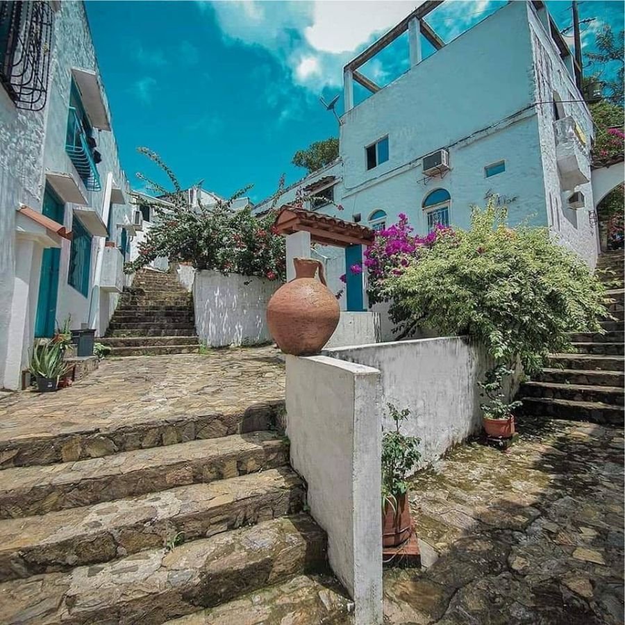 Casas blancas y azules estilo griego del Santorini Colombiano, excursión desde Medellín